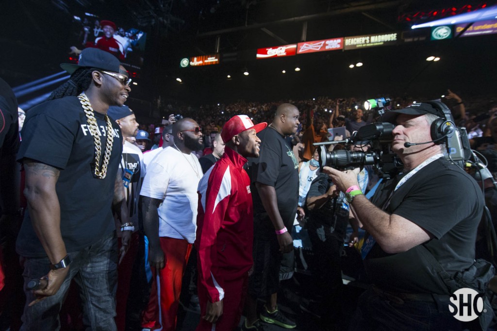 Mayweather walks out with 2Chainz
